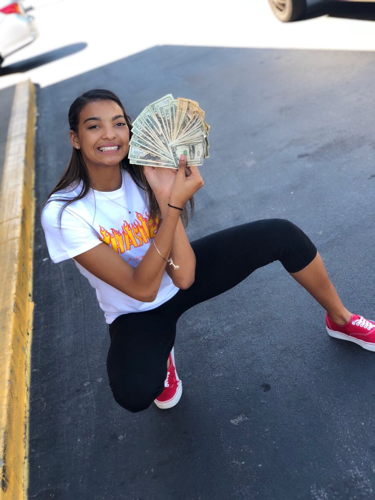 kee_air_uhh's tweet photo. #GradBash2018 https://t.co/t8q8xVtL1c