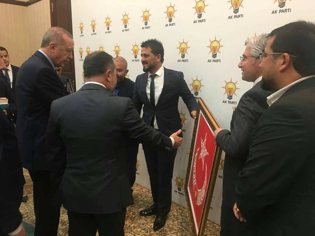 hrnyilmaz01's tweet photo. AK PARTİ GENEL MERKEZDE 152. MKYK TOPLANTI SONRASI BİZLERİ KABUL EDEN SN CUMHURBAŞKANIMIZ @RT_Erdogan 'A SONSUZ TEŞEKKÜRLER
En kıymetli makamda ilgi ve alaka ile karşılanmak
Güzel Dostlarla
Güzel bir günden 
Güzel bir kare..
@Tamer_Dagli @gursoykeklik @DardanEsat
@AhmetAYYILDIZ4 https://t.co/hr6ge63UaE