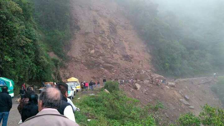 Un deslave provoca el cierre carretero de Teotitlán a Huautla de Jiménez. Las fuertes lluvias que han azotado la región provocaron el reblandecimiento del terreno. cuartaplana.com/2018/04/Un-des… #Oaxaca #TwitterOax