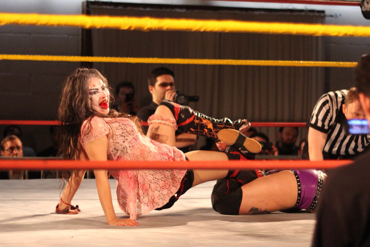 DAFALCON11's tweet photo. Check out my Blog entry on @NikiMSavo v @realsuyung from @SHIMMERwomen #SHIMMER103 https://t.co/FHKk8lXeVu https://t.co/zlM887jXuk