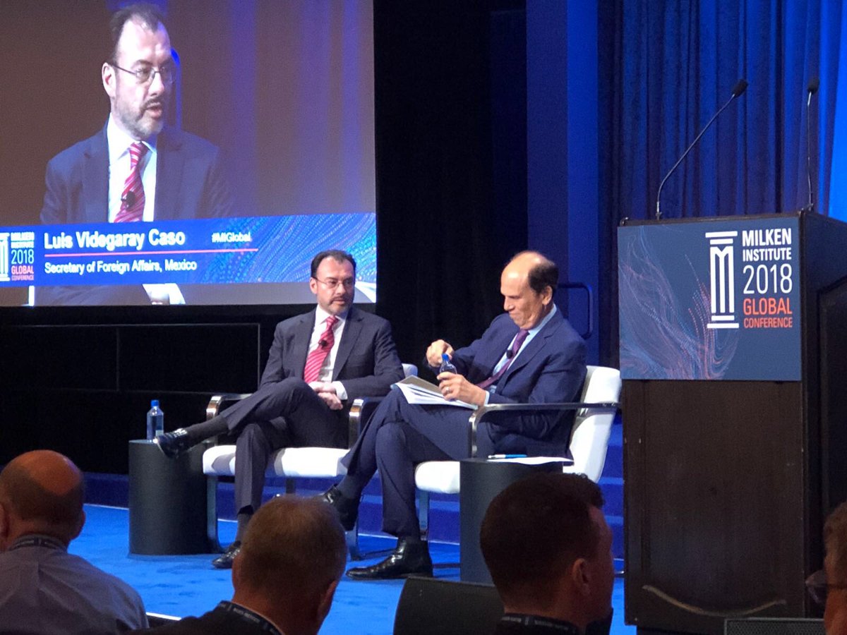 SRE_mx's tweet photo. En Los #Ángeles, el Canciller @LVidegaray participa en la sesión titulada “What Matters Now: Navigating the New Investment Landscape” donde es entrevistado por el Presidente del @MilkenInstitute, Michael Milken #MIGlobal https://t.co/iOzOKElYZj