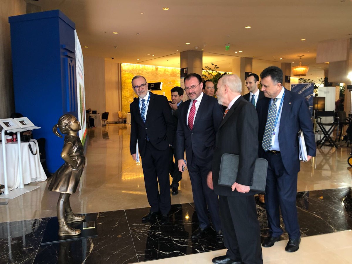 SRE_mx's tweet photo. En Los #Ángeles, el Canciller @LVidegaray participa en la sesión titulada “What Matters Now: Navigating the New Investment Landscape” donde es entrevistado por el Presidente del @MilkenInstitute, Michael Milken #MIGlobal https://t.co/iOzOKElYZj