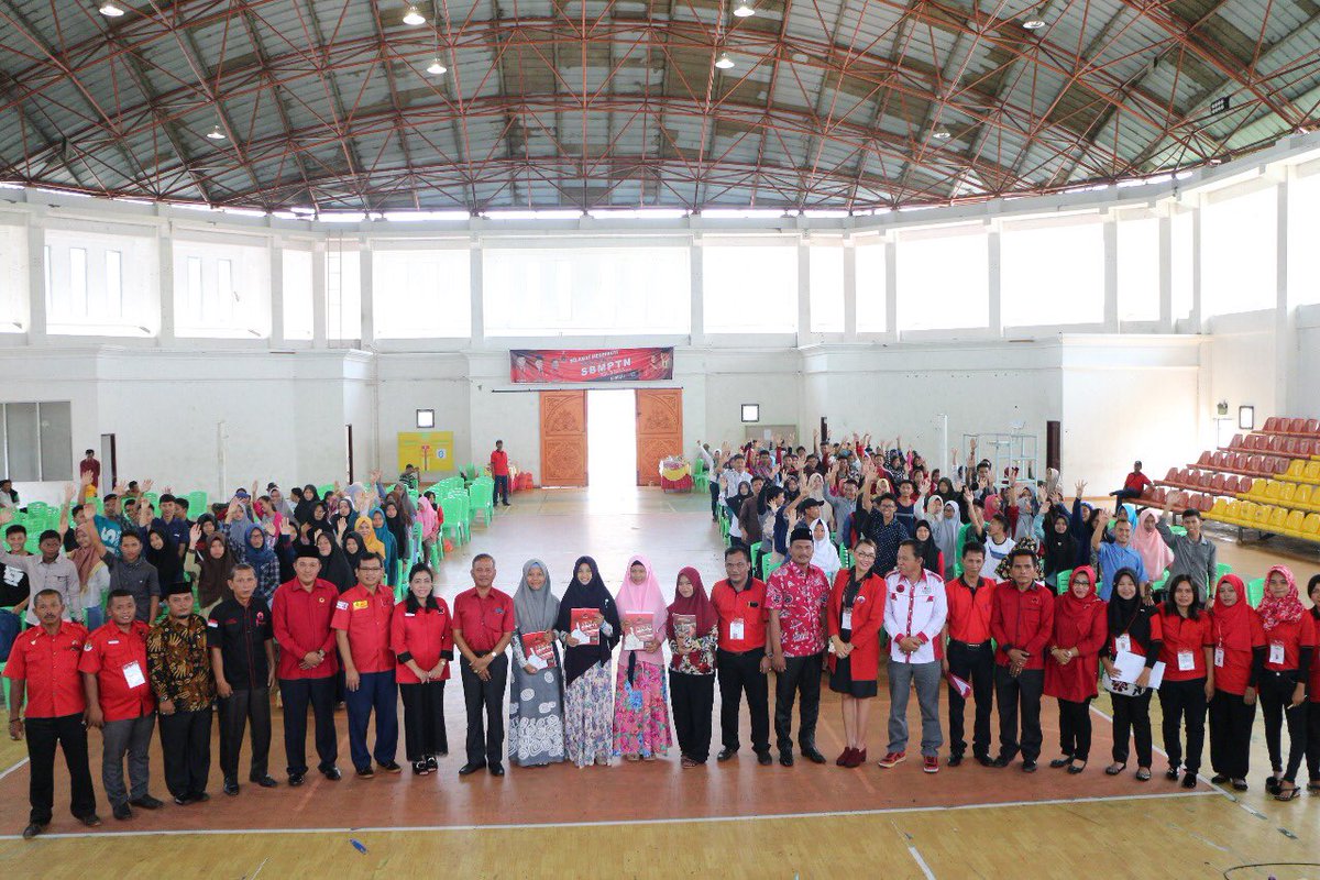 evndari's tweet photo. Ini peserta dan pantia #tryoutSBMPTNPDIP2018 #tryoutPDIP2018 #tryoutM3TAL2018 di Rokan Hilir. Program unik yg diinisaiiasi PDIP Perjuangan. Every body is happy, no intimidasi, dpt rekor MURI caring-nursing, nurturing, loving to the women n children, nation. β€οΈβ€οΈ https://t.co/ABItGZqCU2