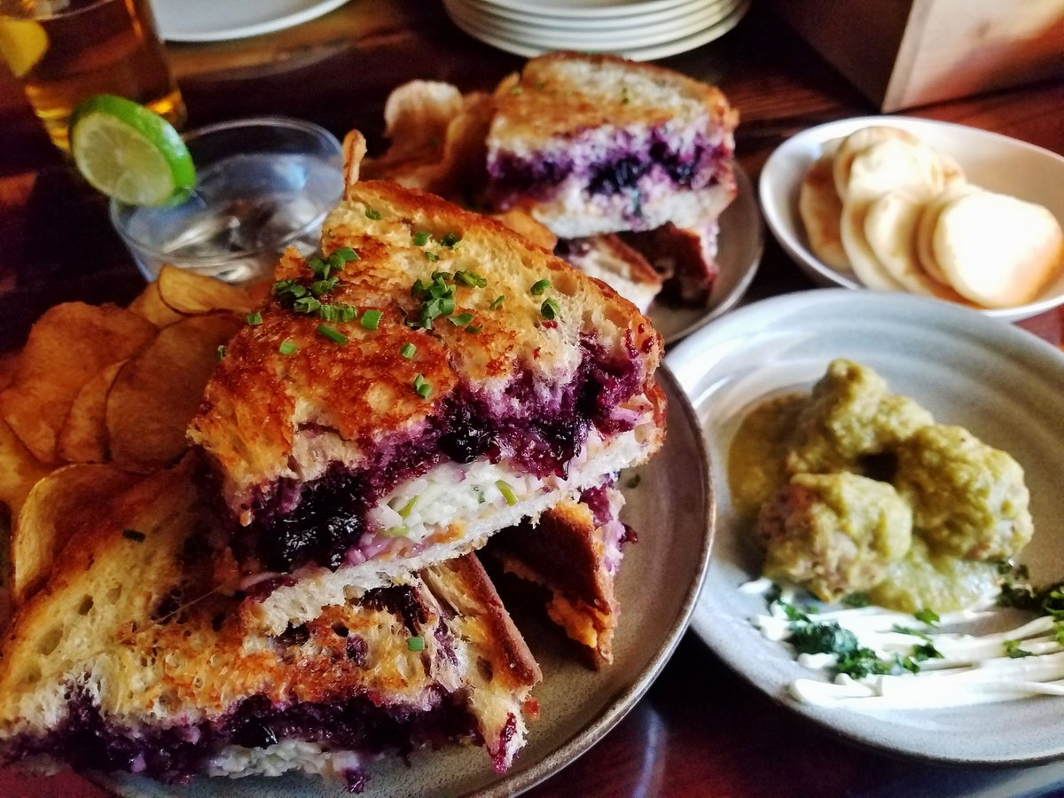 Have you ever been to a restaurant which has a tree made from wooden slats and a swing inside? I have, and I’m here to reveal some of its secrets 😉 Here's the full review of my dining experience <a href="/FortWillow/">Fort Willow</a>:
chicagolovespanini.com/2018/04/29/my-…  
#sandwich #chicagodining #chicagorestaurants