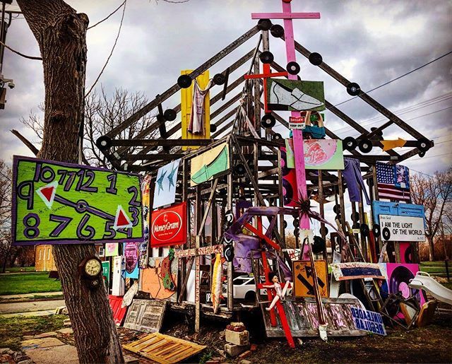 ⛪ on crack.
.
.
.
.
.
.
#motown #motorcity #detroit #detroitart #streetphotography #urban #graffiti #gritty #dtxstreet #dtx #detroitvseverybody #michigan #heidelberg #heidelbergproject - #twittergram