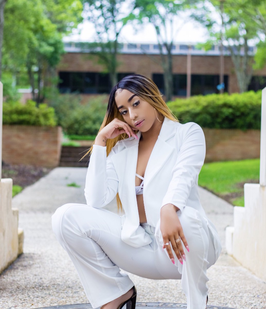 chrissyyella's tweet photo. “People congratulate me. I just tell them God is good.”
 
May 11th, 2018 @ 9:30 am.

that’s on my mama.
#DeltasGraduate #GradSZN https://t.co/vqY5gDuePM