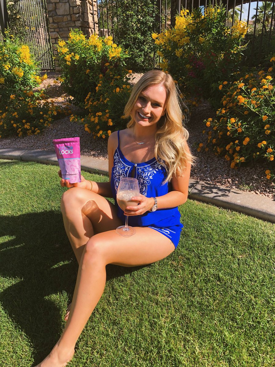 ryleighmurphy_'s tweet image. Who knew chocolate shakes could be so beneficial yet taste so good? 🍫 Get your @cocoalocksofficial hair growth program right now!! Use RYLEIGH20 for a discount. 💖💙💖 @cocoalocksofficial  #CocoaLocks #cocoalocksofficial #cocoashakes #beautifulhair #naturalhair #ad