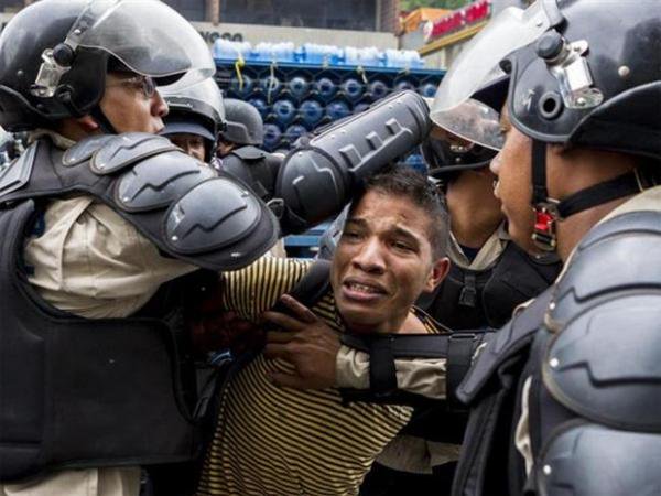 TorresAren's tweet photo. #VenezuelaPorLaPaz CUANDO CAIGA LA NARCO DICTADURA  CASTROCHAVISTA
A VENEVISIÓN.GLOBOVISION y TELEVEN
El pueblo les cobrará tanta indiferencia y apoyo al régimen,ni una sola noticia d la REALIDAD d los abusos que comete el
NARCO ESTADO contra el pueblo en VENEZUELA.
#30Abr #1May https://t.co/t3zv9MGJAV