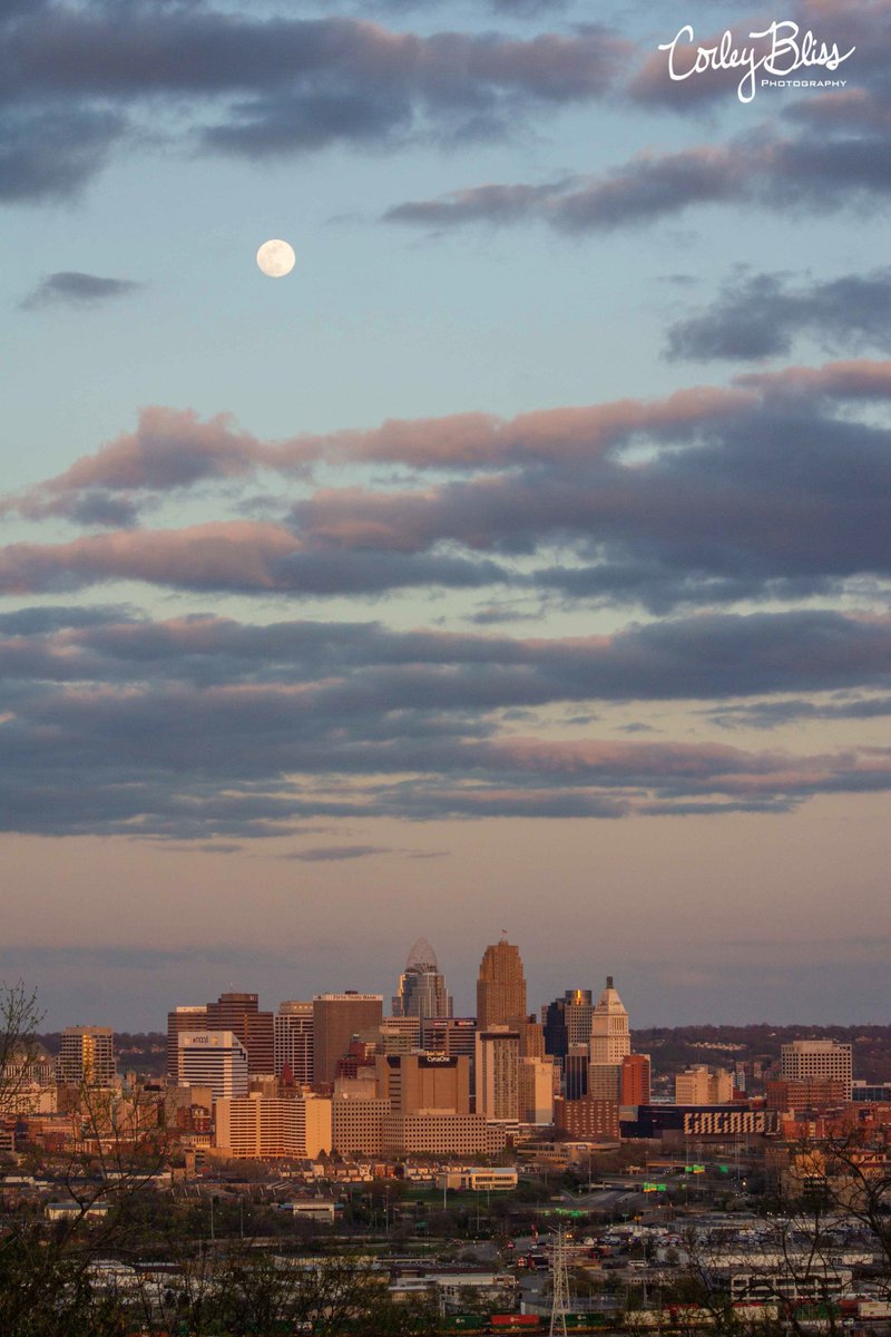 corleybphotos's tweet photo. Columbus, I think Cincy has you beat on #cityscape. #landscapephotography #photog #explorecincy https://t.co/2r6Zt2NBL2