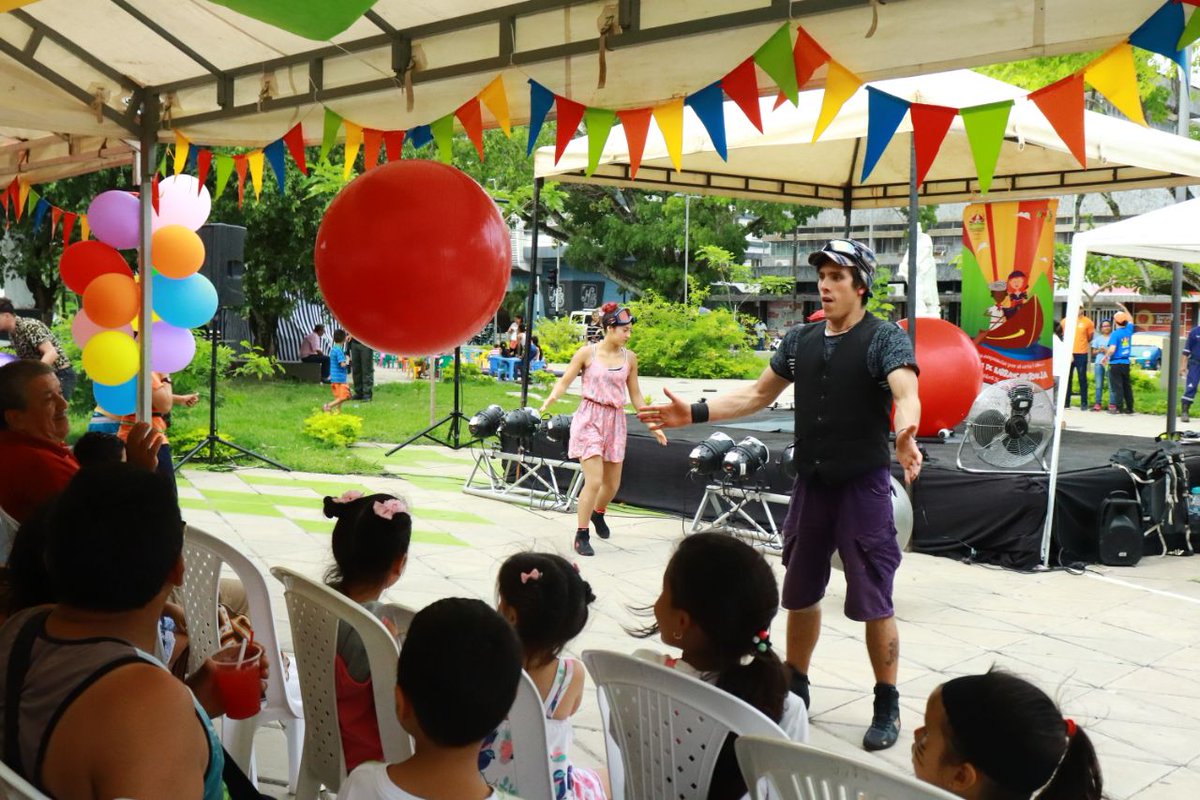 desecheverry's tweet image. En grande se diviertieron niños, niñas y adolescentes junto a sus padres en #Circópolis un lugar donde mediante juegos, teatro se trasforman espacios y se construyen sueños. Apoyado por la Oficina de la Gestora Social @Mariluznh y la #SecDesarrollo,
en el marco del #Aniversario96