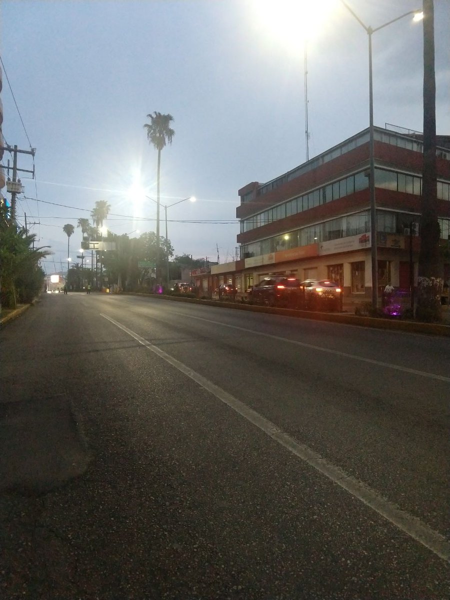 RIVAC_OAX's tweet photo. Una felicitación  a los grandes Organizadores de esta caótica noche de Maratón!
Todos atorado y no hay paso min para ambulancias 
#Precaución y llame al @Oaxaca_9_1_1 Parabqur le den una ruta alterna!
#Oaxaca https://t.co/4sWgBH7M9P