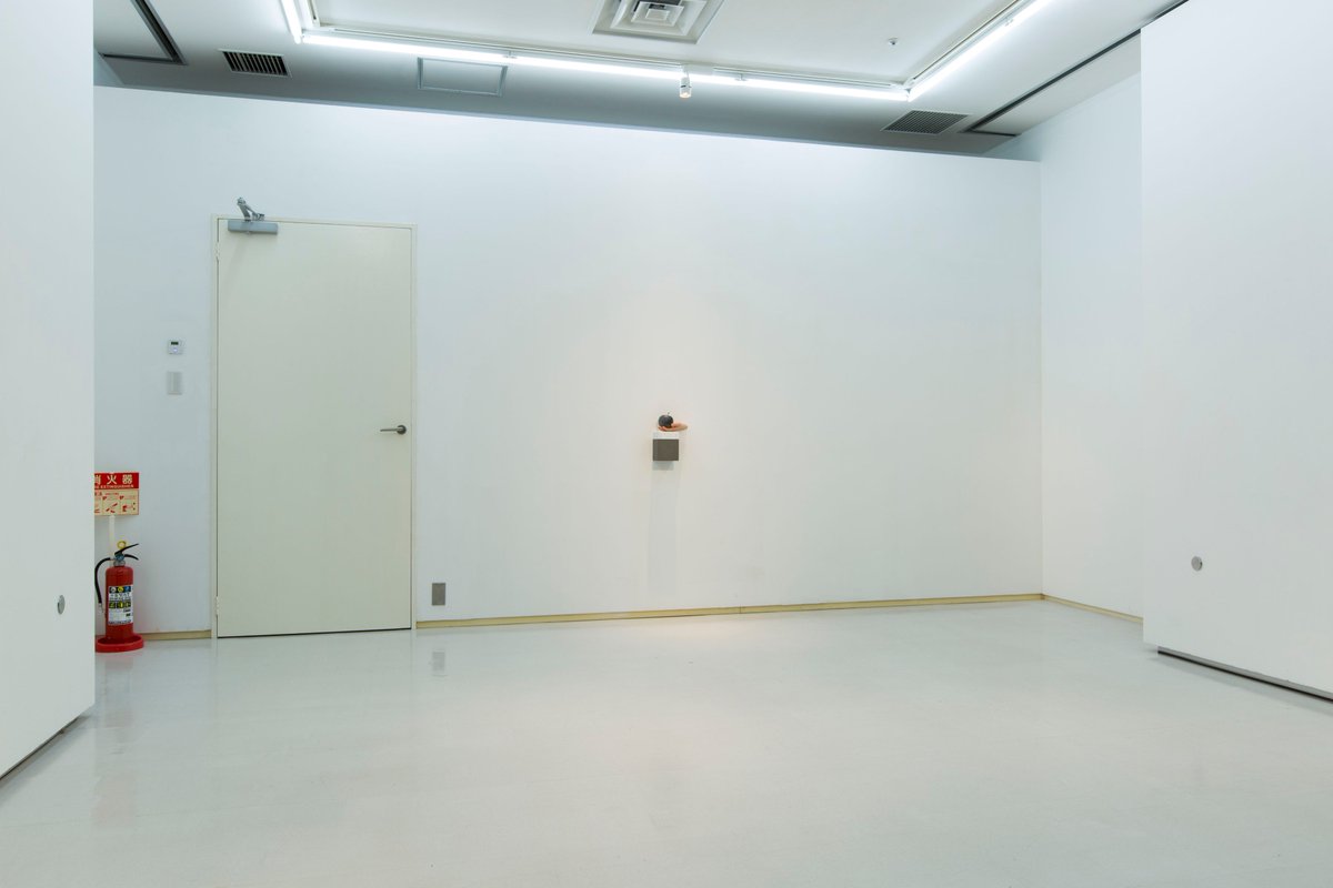 ezoemf45's tweet photo. 【びゅーVIEWビュー展、ご来場ありがとうございました！】心理学、実験中！アーティスト雨宮庸介：主観世界と物理世界の2つを重ね合わせた両方の世界で、アーティストと鑑賞者がフィジカルに呼吸し得るか？身体・思考・時間によって、この世界自体を心理学の実験場にかえていく試み。 https://t.co/xFN0E3xd4J