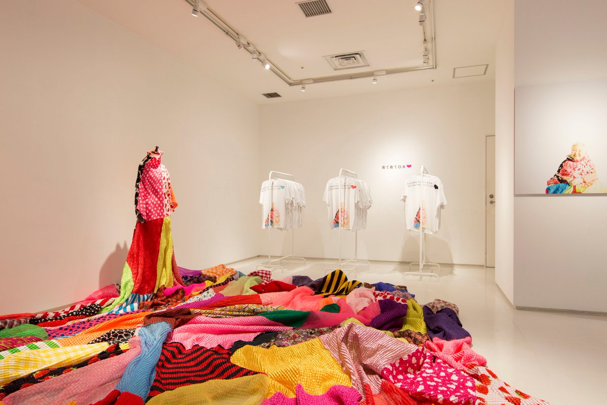 ezoemf45's tweet photo. 【びゅーVIEWビュー展、ご来場ありがとうございました！】人生100年時代 アーティスト成田久：100枚の布で創るテキスタイルアート作品と、100年ポジティブ・メッセージで、カラフル&amp;ハッピーな世界を演出。「私は100年♡をプレゼントされました。あなたはどう生きルンルン? LOVE」 https://t.co/ZzRdl5Shpf