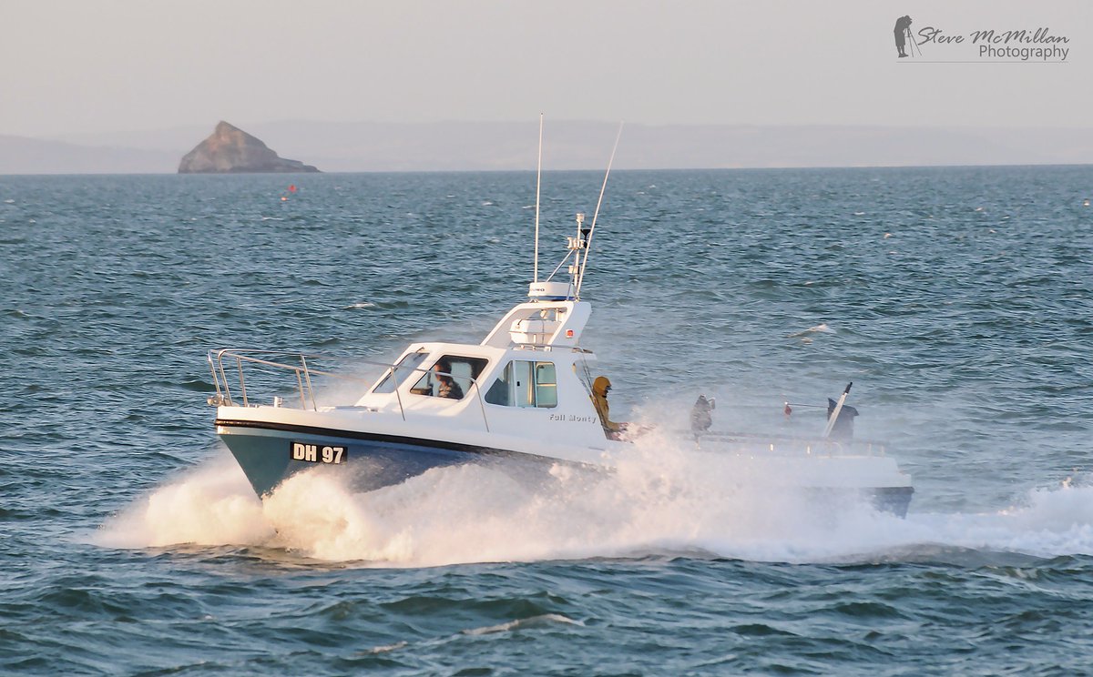 TrawlerImages's tweet image. Full Monty with a slower shutter to produce finer spray