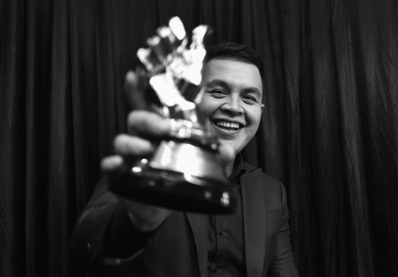 #ManusiaKuat dinobatkan sebagai “Music Video of The Year” di Indonesian Choice Awards 2018. Saya mewakili <a href="/EMBARAFilms/">EMBARA Films</a> &amp; <a href="/papermoonpuppet/">papermoon puppet</a> menerima piala ini. Terima kasih banyak dukungannya <a href="/temantulus/">Teman Tulus</a> &amp; untuk semua yang terlibat hingga penerimaan yang membuat lagu ini bernilai.