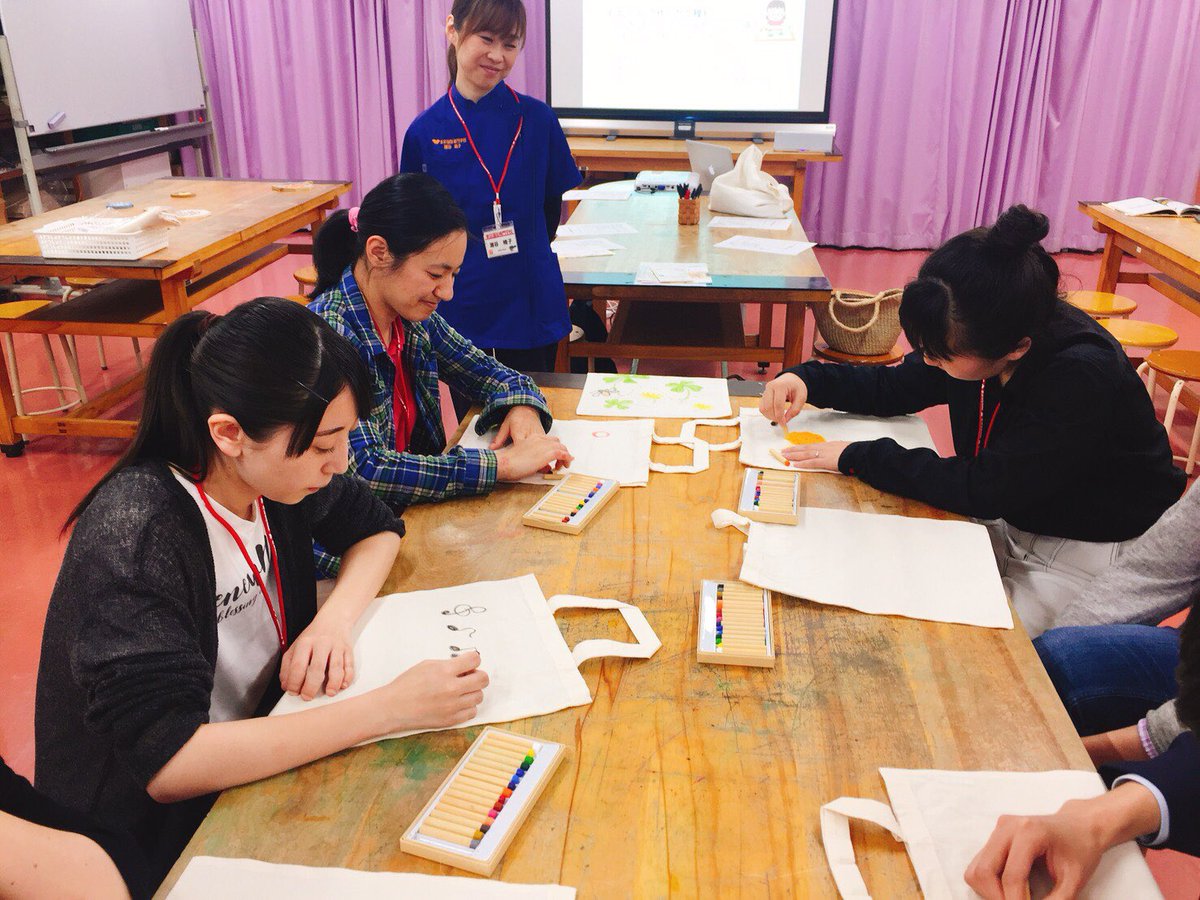 東京福祉専門学校 公式 精神科作業療法で行うエコバッグ作り 楽しい作業時間がもたらす効果って 精神科作業療法の仕事ってどんなことするの どんなところで働くの 気になる方は瀬谷先生の体験授業にgo 作業療法士 精神科作業療法 エコ