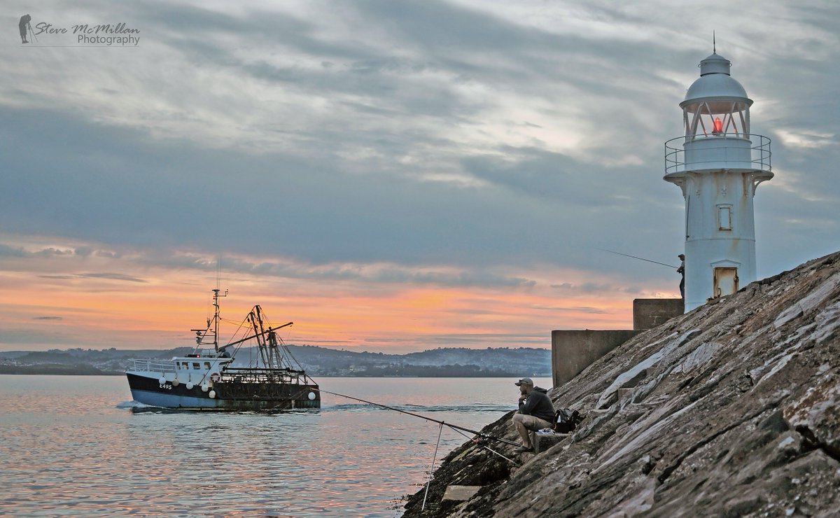TrawlerImages's tweet image. E495- Amy-R, passing Brixham lighthouse