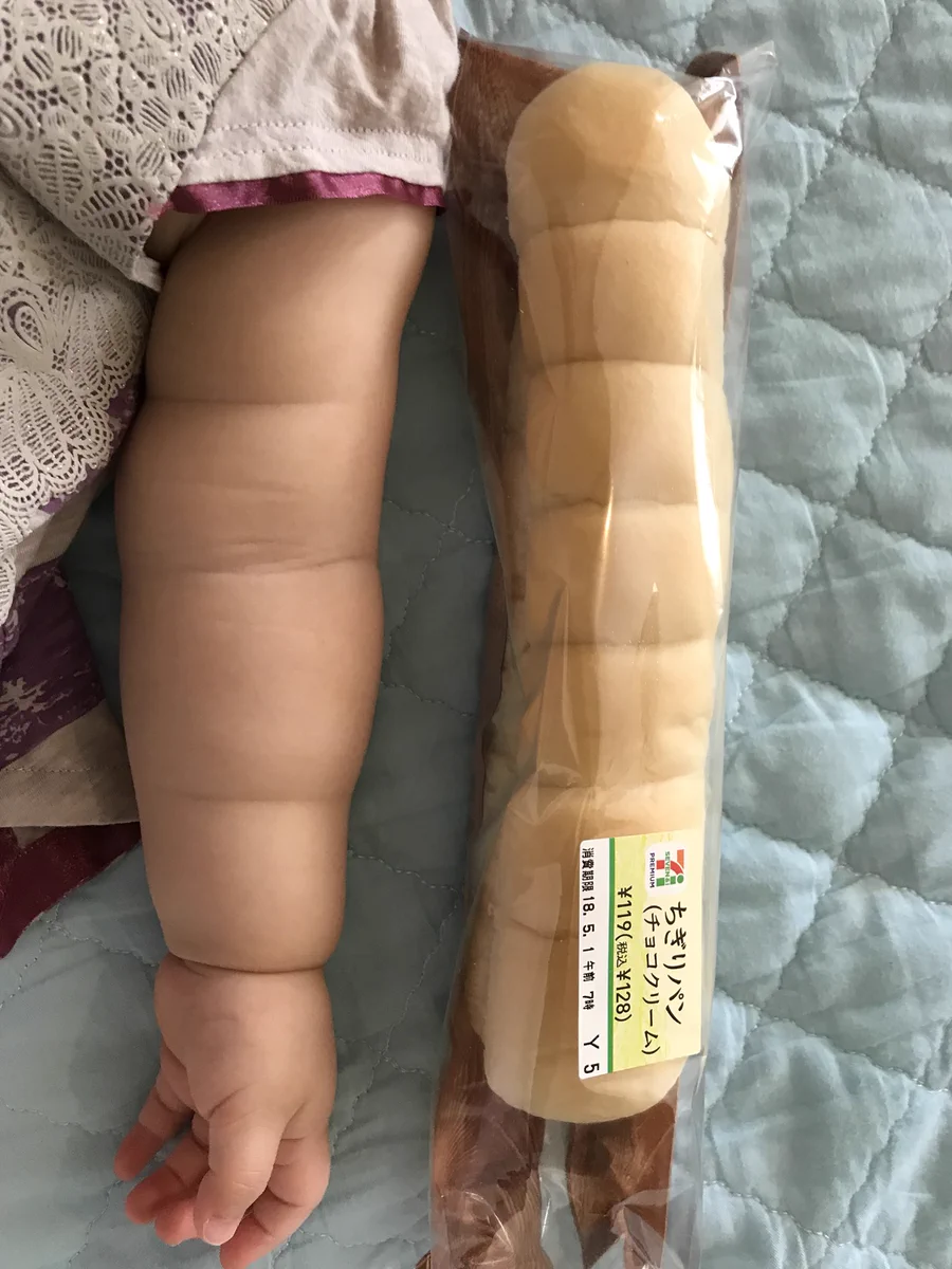 並べて見ると確かに似てるかも！娘の腕がちぎりパンみたいｗｗｗ