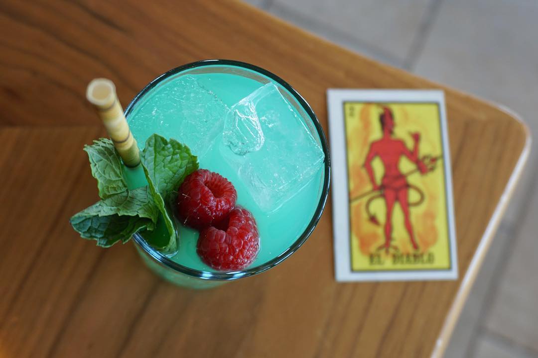 barrowsintense's tweet photo. Head to @BalboaBayResort in #NewportBeach, CA for the Devil In A Blue Dress, made with @AltosTequila Plata, Barrow’s #INTENSEginger, Whitebark Raspberry Cordial, @OliveHeights Moroccan Orange Bitters, and lime!
📷: @builtbycarpenter https://t.co/2lCsUOjKBS