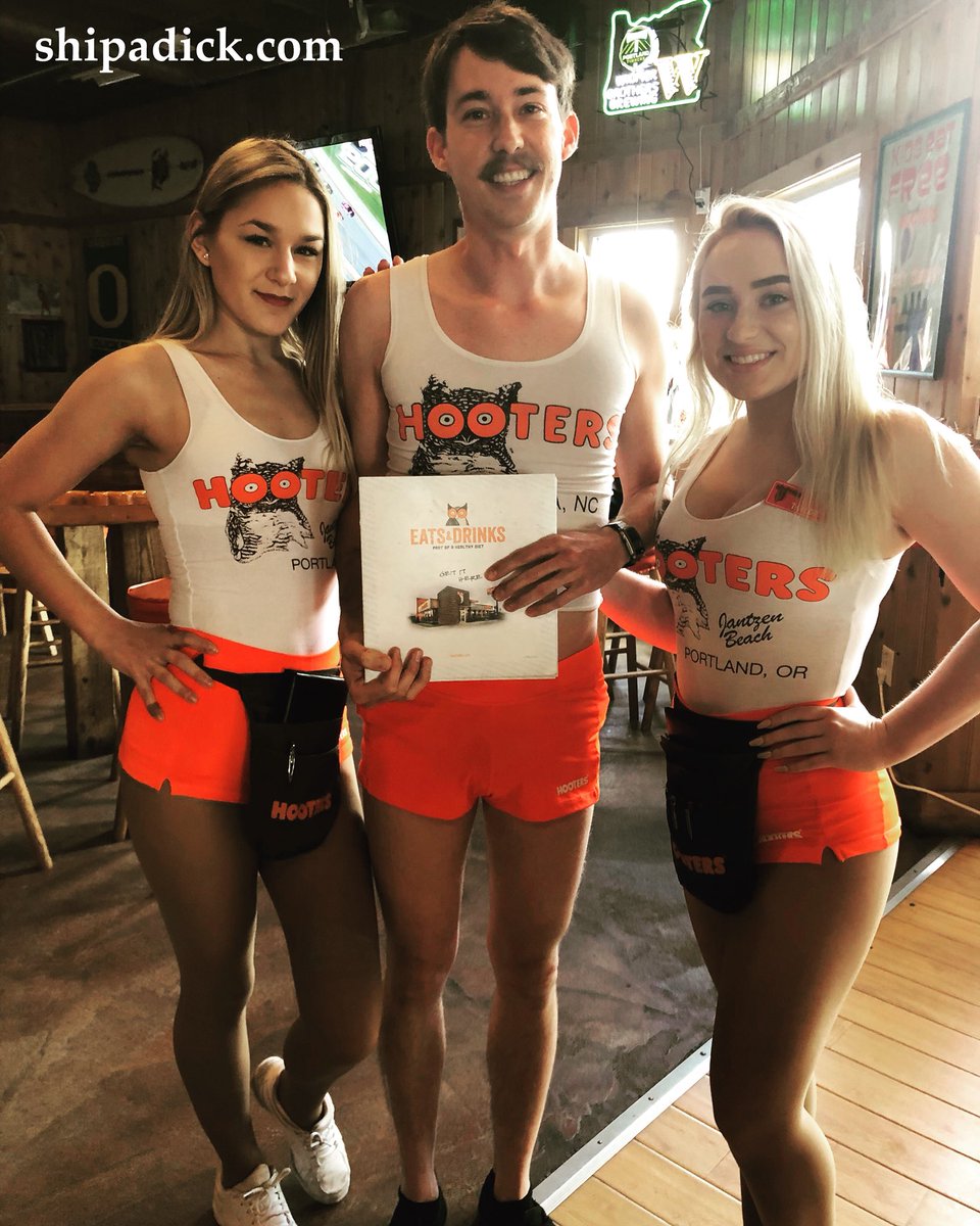 ShipaDick's tweet photo. I made him pose with his coworkers. This is too good. Go get ‘em intern.
#shipadick #shipdick #dicks #dick #hooters #hooter #hootersgirl #secondjob #intern #internship @hooters @hootersgirlsonly_ @hootersgirlsonly__ #lookinggood #workit #delicious #dicklicious #hootergirls #hoot https://t.co/3X0luIiPkV