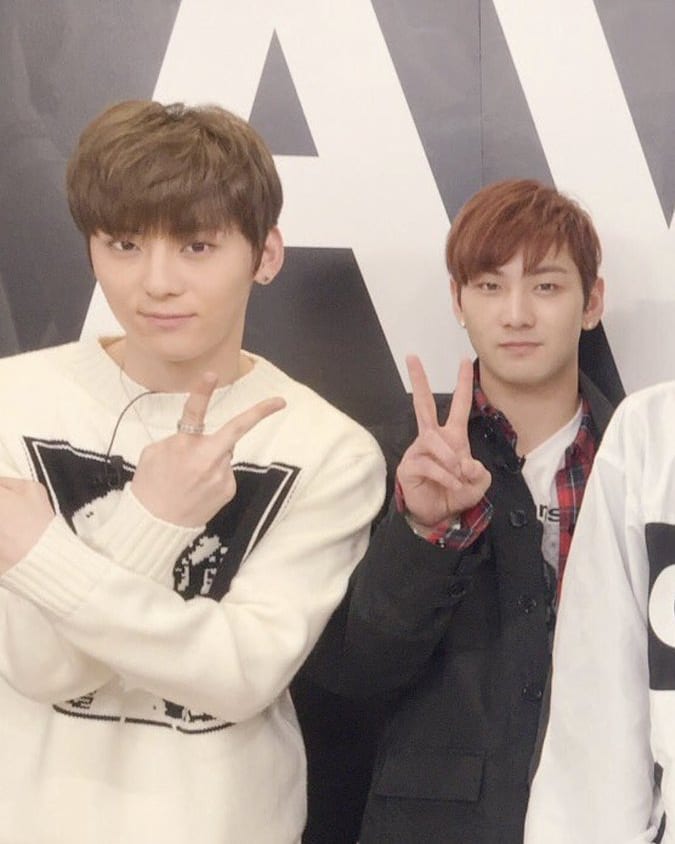 minbaekjr's tweet photo. 믾백 브이✌✌ 귀여워 https://t.co/EwV02GsFcP