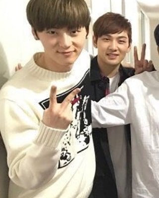 minbaekjr's tweet photo. 믾백 브이✌✌ 귀여워 https://t.co/EwV02GsFcP