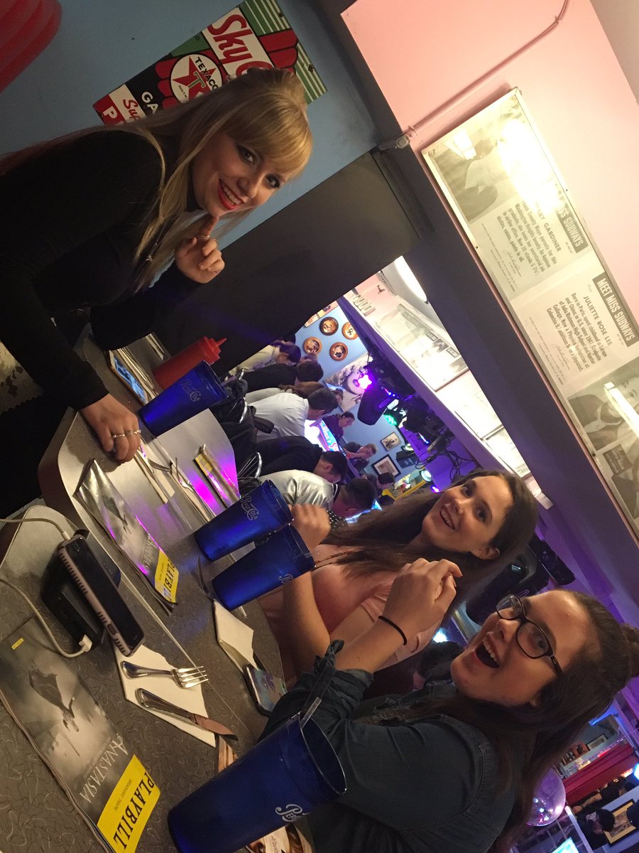 LivStom's tweet image. Day one ended with a trip to Ellen's Stardust Diner, and many new fans were made. #DramaTrip