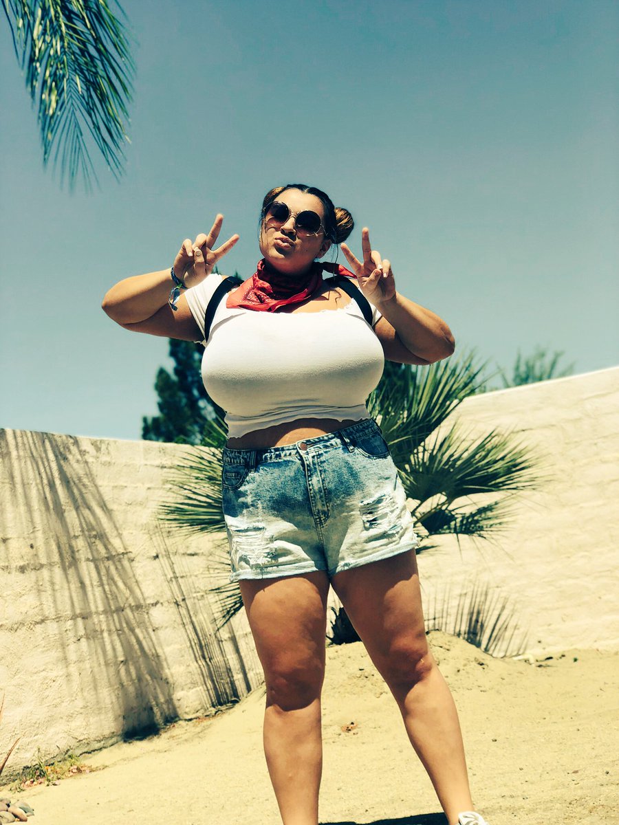 itsyagirltaylor's tweet photo. y’all, remember when i spent a weekend wearing crop tops and eating rosé popsicles? me too. https://t.co/rYlDPf7A4Y