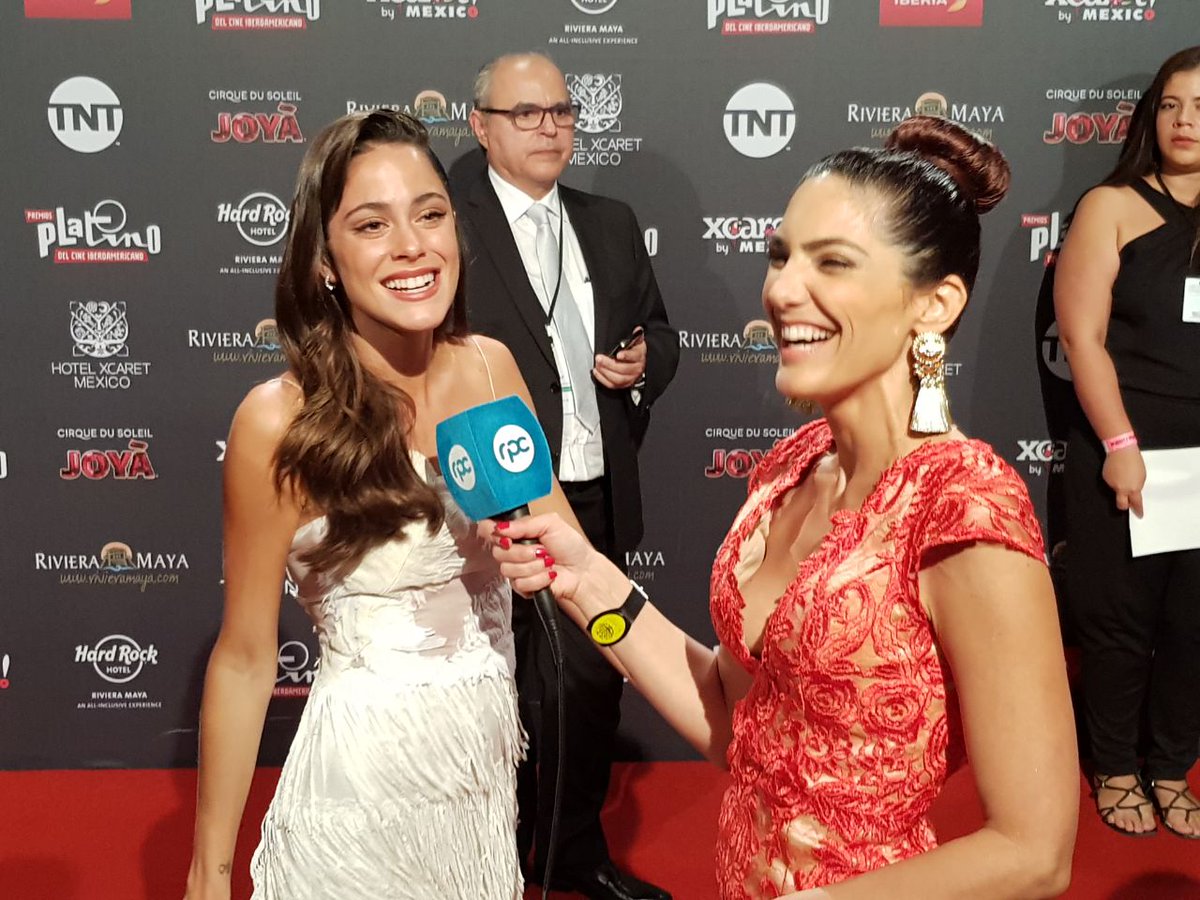 trecepy's tweet photo. Capisima @LuSapena; entrevistando a @DulceMaria, @oliverdog, @TiniStoessel, @EugenioDerbez en la alfombra roja de los @PremiosPLATINO.

¡Te mostramos TODO el próximo domingo! #PremiosPlatino2018 https://t.co/oONdJi208J