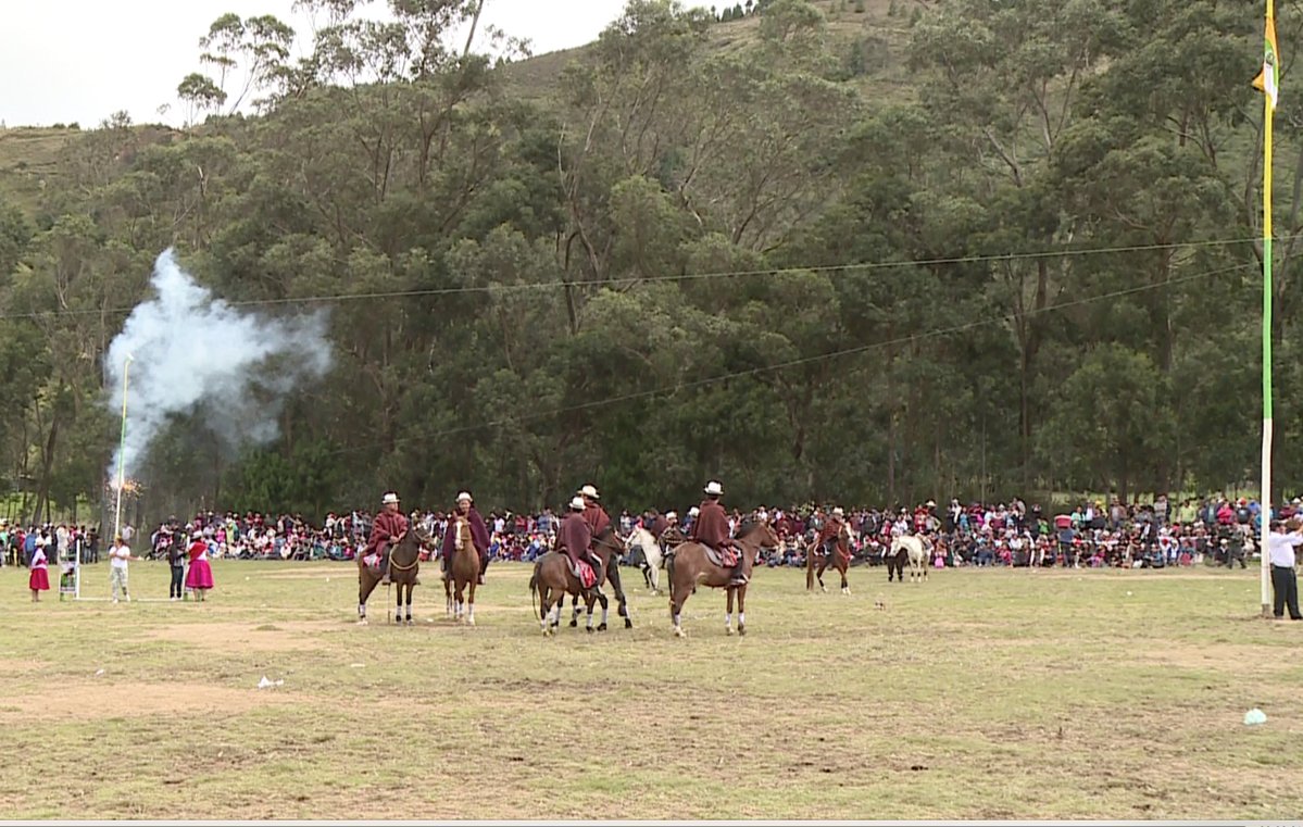 GoberLoja's tweet photo. HOY |  @eleduja, gobernador de la provincia, participó de la Escaramusas en honor a San Vicente Ferrrer en la parroquia #Chuquiribamba del cantón #Loja. Este rodeo criollo es parte de las tradiciones que aún mantienen vivas los habitantes de esta parroquia. https://t.co/jkKmS2RznC