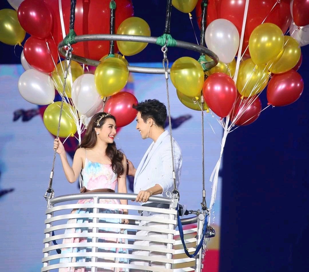 MewNitthaLove's tweet photo. ยังไง ยังไงก็ ฉันรักเธอ......❤ #loveisintheairch3charityconcert #popemew #mewnittha #popezaap https://t.co/1IKAGwQR2e