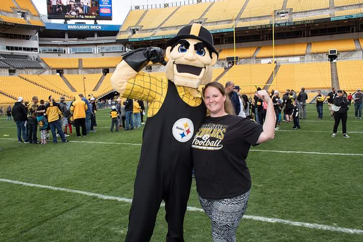 SteelBlondie's tweet photo. Had a great time in #Pittsburgh at the #Steelers #FanBlitz this weekend with @JusBlaze412 and @SteelTwins!! Loved every minute being in Pittsburgh and did not want to come back! https://t.co/TWSd1GPhWL