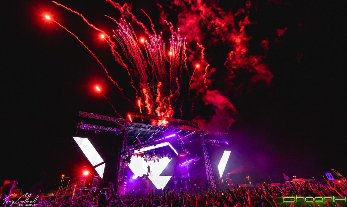 Darienkoop's tweet photo. Mothership Stage | Phoenix Lights Fest 2018 with @RelentlessBeats 
Design • Darien Koop
Fest LD • @retinakiller 
Fest PM • @chadstirling 
Photos • @TonyCottrell 
.
.
.
#lightingdesign #visualart #productiondesign #phxlights https://t.co/NTtxwtYGEg
