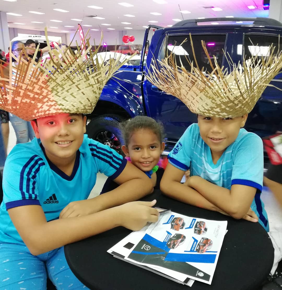 VeranoAutoShow's tweet photo. ¡Ambiente para toda la familia! Te esperamos en el #VeranoAutoShow2018. Recuerda que es gratis y estaremos hasta las 7 PM. https://t.co/SBDMVAmDE4