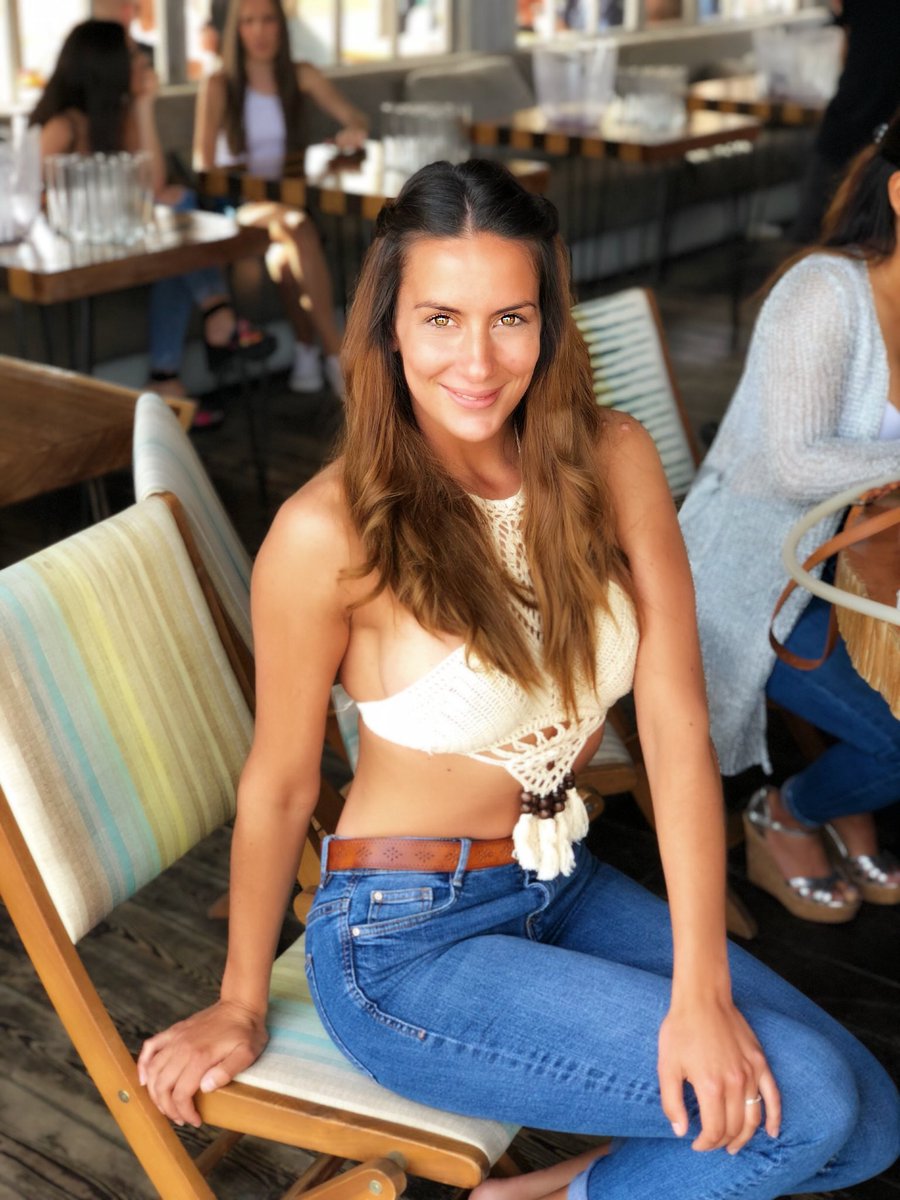 Birthday time🎂 top👚 @leggings_shape #friends @playapadre #happy #havingfun #together #photography #iphonex #beauty #actress #model #me #follow4follow #like4like