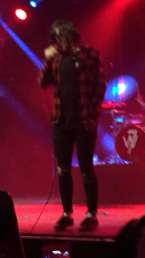 EmilyLockiz's tweet photo. Like omg I was so close to @Kellinquinn 😍😭😍😭😍😭😭😍 cried the entire night absolutely bawling my eyes out to each song https://t.co/SvUqrREC4z