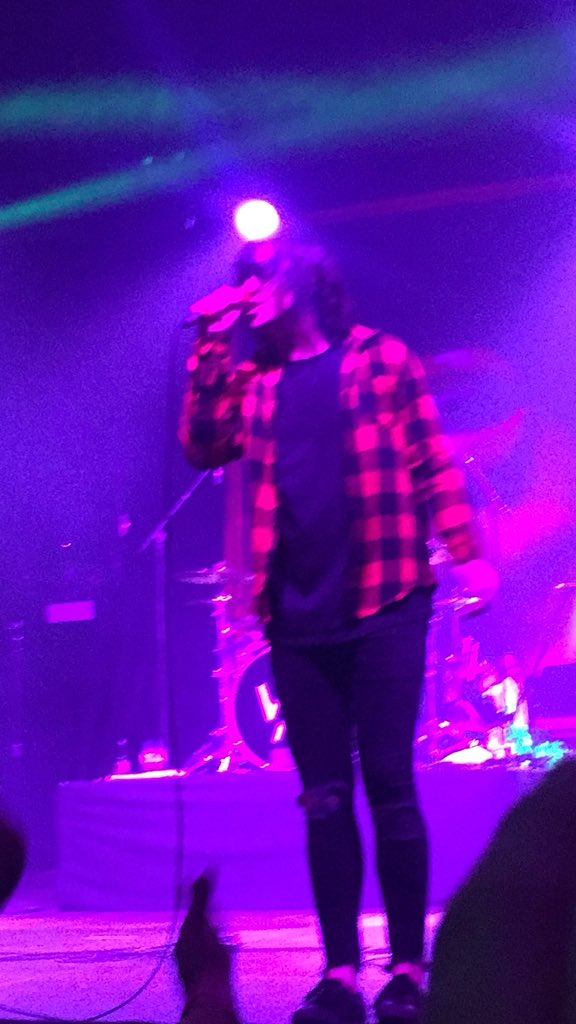 EmilyLockiz's tweet photo. Like omg I was so close to @Kellinquinn 😍😭😍😭😍😭😭😍 cried the entire night absolutely bawling my eyes out to each song https://t.co/SvUqrREC4z