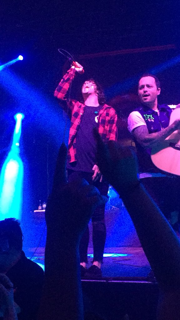 EmilyLockiz's tweet photo. Like omg I was so close to @Kellinquinn 😍😭😍😭😍😭😭😍 cried the entire night absolutely bawling my eyes out to each song https://t.co/SvUqrREC4z
