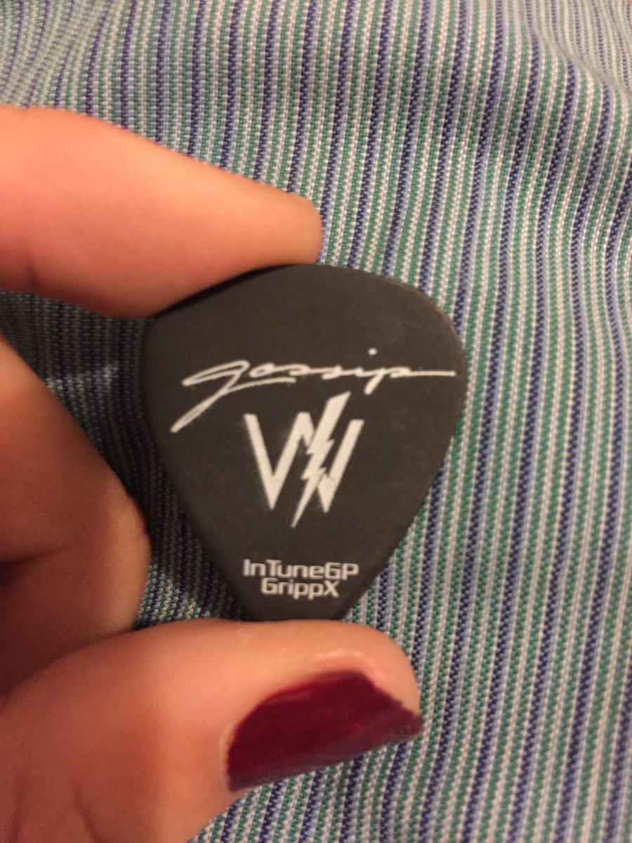 EmilyLockiz's tweet photo. And omg I got @nodirectioncasa ‘s guitar pick!!  I literally DOVE onto the floor filled with loads of fans 😂😍 https://t.co/Vo016qrQQl