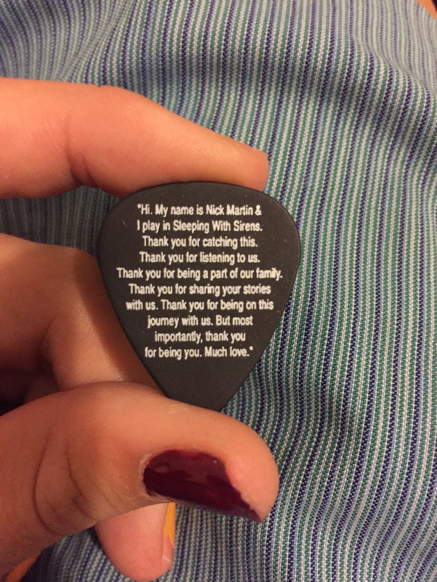 EmilyLockiz's tweet photo. And omg I got @nodirectioncasa ‘s guitar pick!!  I literally DOVE onto the floor filled with loads of fans 😂😍 https://t.co/Vo016qrQQl