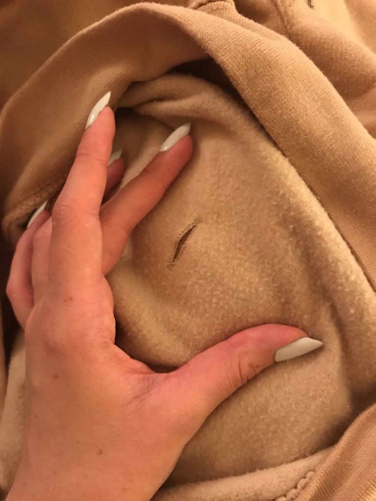 Eroneo_'s tweet photo. À toutes celles qui ont le pull Vanilla du merch de Niall sachez que s’il y a un trou dans le tissu arrière de la poche de devant, c’est pour que vous puissiez glisser vos écouteurs !!! RT appréciés ça peut sauvez des vies xxx https://t.co/bvZsX6T8fW