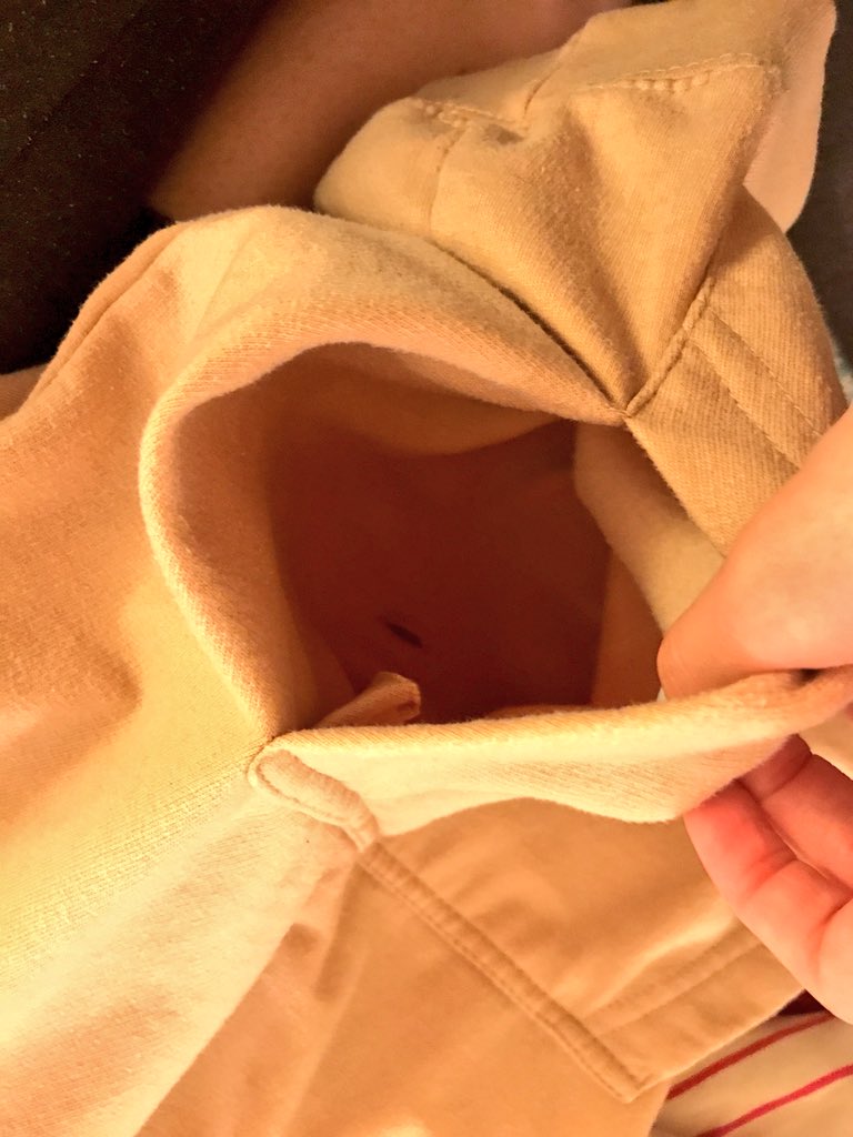Eroneo_'s tweet photo. À toutes celles qui ont le pull Vanilla du merch de Niall sachez que s’il y a un trou dans le tissu arrière de la poche de devant, c’est pour que vous puissiez glisser vos écouteurs !!! RT appréciés ça peut sauvez des vies xxx https://t.co/bvZsX6T8fW
