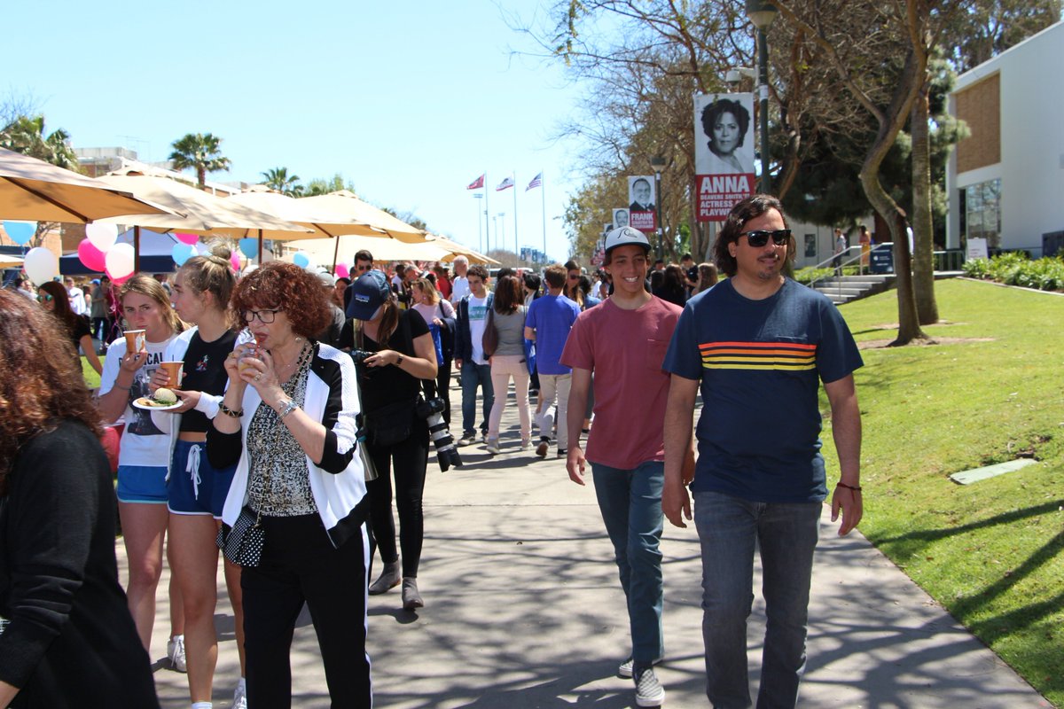 LMUAdmission's tweet photo. Preview Day continues to roll along nicely under sunny LA skies as admitted students and guests check out the Student Resource Fair! #LMUPreviewDay #LMU22 π¦πͺ https://t.co/ZoS77pY1AA