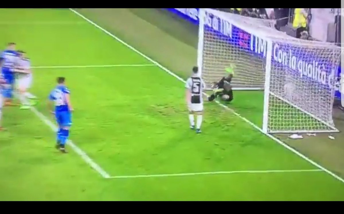 giusy_cantone's tweet photo. I dettagli dell'azione. #Buffon tenta le girovolte ma #koulibaly fa #goal al '90 e #yuve #Napoli finisce 0-1. Secondo voi #Sarri è stato scaramantico o veggente?! #campionato https://t.co/4dLaIo1SH1