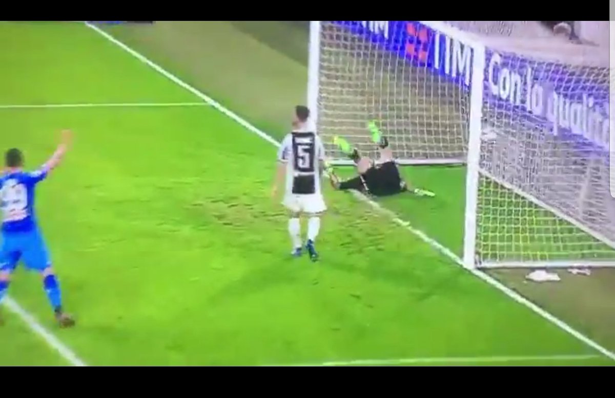 giusy_cantone's tweet photo. I dettagli dell'azione. #Buffon tenta le girovolte ma #koulibaly fa #goal al '90 e #yuve #Napoli finisce 0-1. Secondo voi #Sarri è stato scaramantico o veggente?! #campionato https://t.co/4dLaIo1SH1