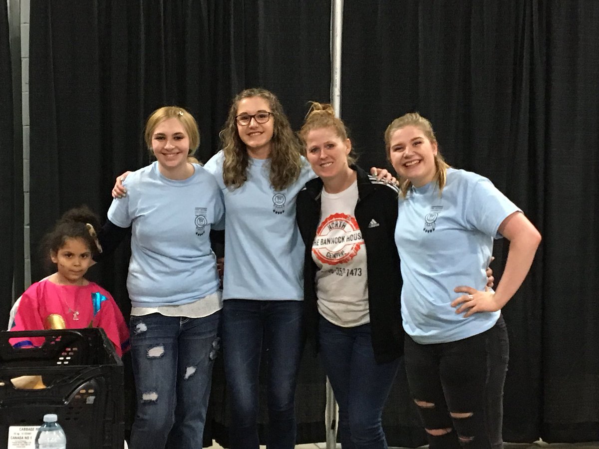 deneerep's tweet photo. Volunteering at Pow Wow. What an amazing experience for Campbell students!! @campbelltartans @fnunivpowwow @RegPublicSchool #FNUniv40 #TartanPride #volunteering #thebannockhouse https://t.co/7Wl23PCQh8
