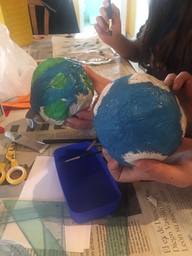 EducandoSuenos's tweet photo. 22 de Abril #DiaDeLaTierra  adolescentes motivados, ilusionados, trabajando,cooperando y resolviendo. Así se trabaja un Domingo💃🏻#educacionsocial #educandosueños #Creative #manualidades https://t.co/S30XJXjEea
