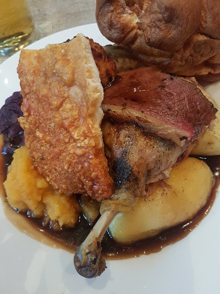 BacchusSundays's tweet photo. This is what Sundays are about!! @CandlemakerPub 
#SundayFunday #sundayroast #Battersea https://t.co/LsdBJboi8n