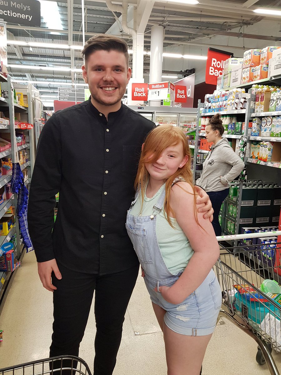 welshie29's tweet photo. Bumped in to @LloydMacey1 what a genuine lovely guy, took the time to speak to my little girl, thank you... you made my little girl day 😃 all the best with your new album.. 😘 #lloydmacey #factor https://t.co/8HsqZWuBRB