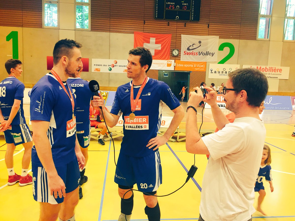julienechenard's tweet photo. Au @LUCVolleyball, les gars rangent les bancs et font les interviews après un titre de champion suisse 👏💪🏼🏆🔴⚪️ #BonsTypes #Champions #LausanneToutEnHaut https://t.co/wwYpm1IHyQ